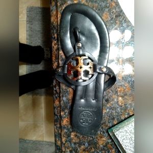 ONE RIGHT Tory Burch sandle.